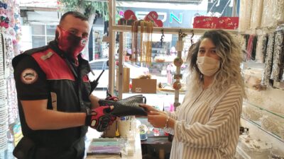 Bursa’da iş yerinin önünde bulduğu para dolu çantayı polise teslim etti