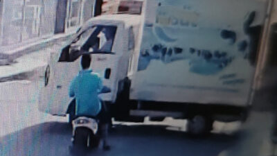 Bursa’da kamyonet ile elektrikli bisikletin çarpışma anı kamerada…