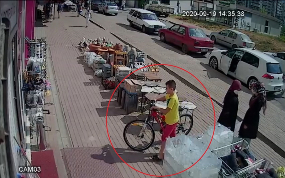 Kendi bisikletini bırakıp başka bisikleti çaldı…O anlar kamerada