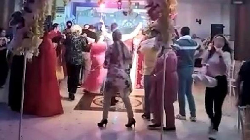 Bursa’da kaçak kına gecesine baskın Bursa’nın Gemlik ilçesinde, koronavirüs tedbirleri kapsamında yasaklanmasına rağmen düzenlenen kına