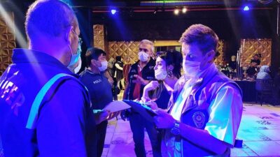 Bursa’da ‘kına gecesi’ yapılan düğün salonuna baskın