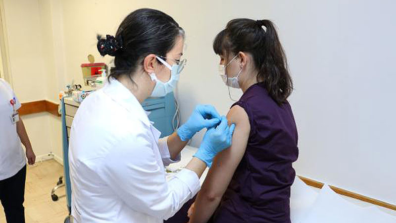 Tarihi gün! Türkiyede ilk koronavirüs aşısı yapıldı