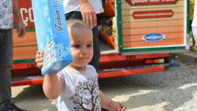 Bursa’da köy köy dolaşıp çocuklara oyuncak dağıtıyor