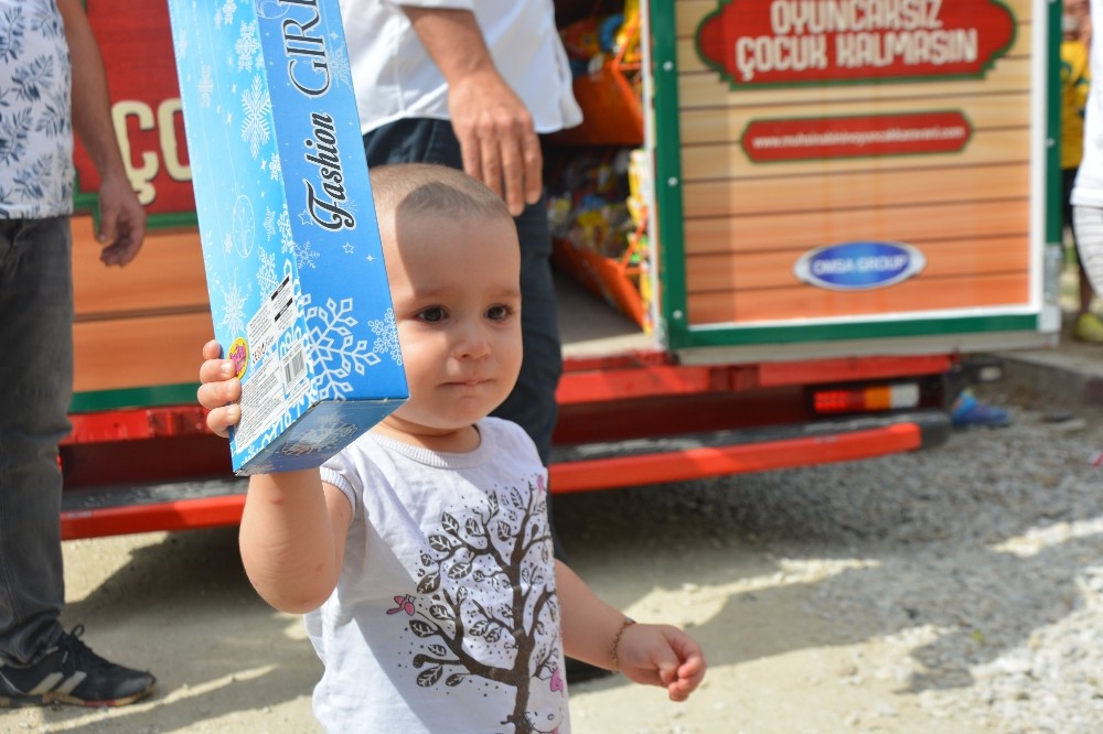 Bursa’da köy köy dolaşıp çocuklara oyuncak dağıtıyor Bursa’da köy köy dolaşıp çocuklara oyuncak dağıtıyor