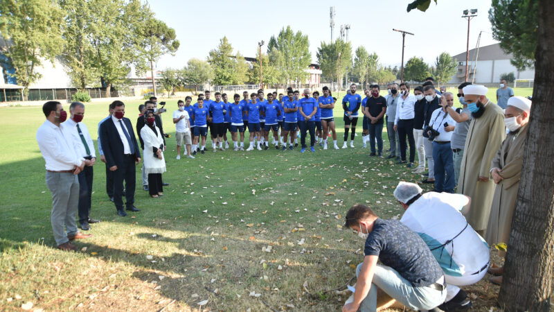 İnegölspor sahaya indi… Kurban keserek başladılar… Bordo beyazlılar yeni sezon hazırlıklarına kurban keserek başladı.