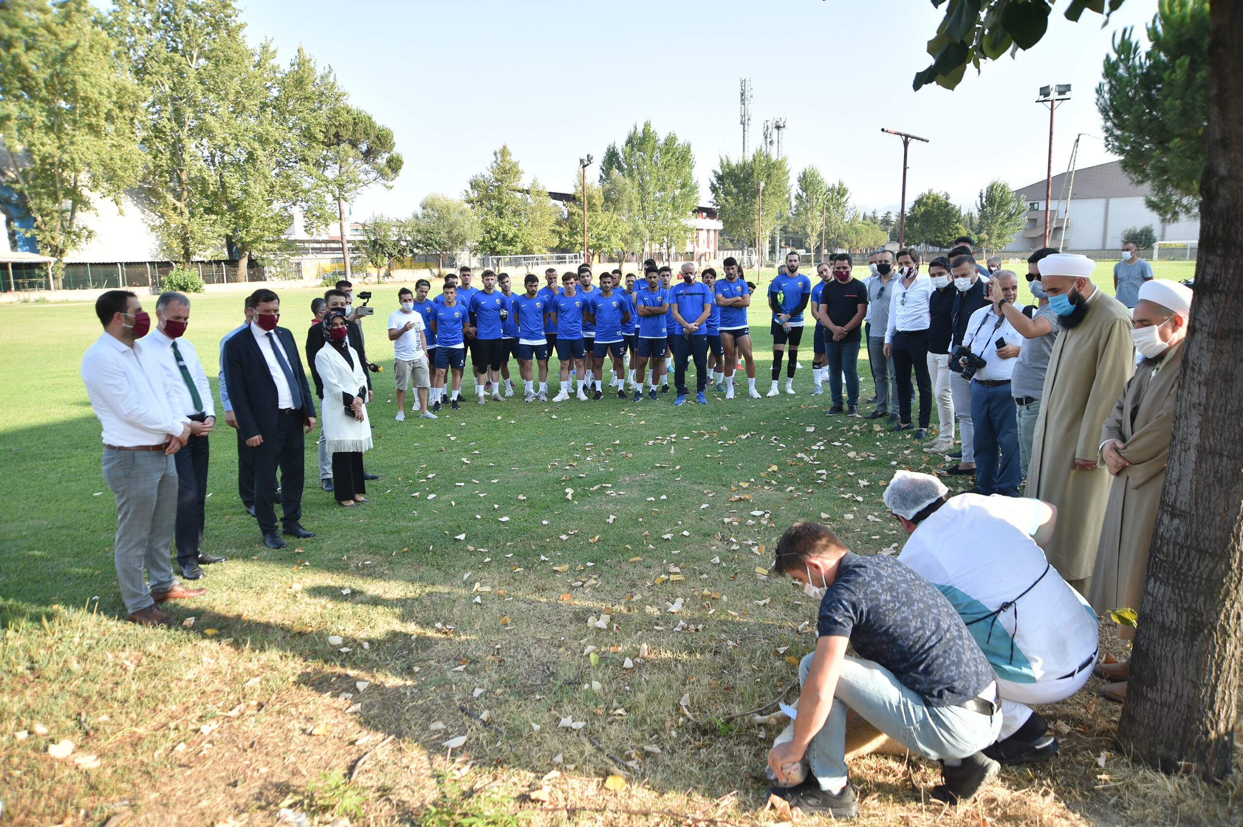 İnegölspor sahaya indi… Kurban keserek başladılar… İnegölspor sahaya indi… Kurban keserek başladılar…