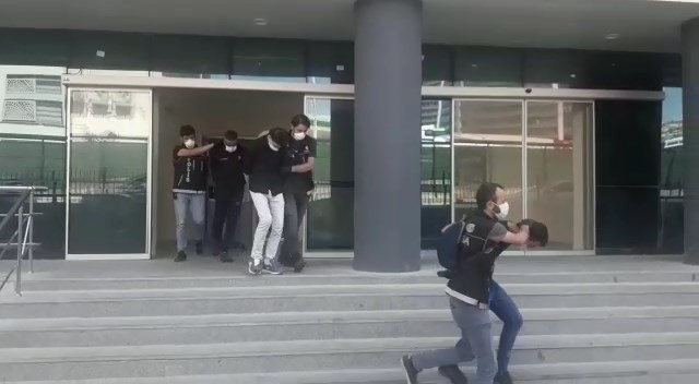 Bursa’da meyve suyu kutusuna zulalanmış 600 gram esrar bulundu Bursa’da meyve suyu kutusuna zulalanmış 600 gram esrar bulundu