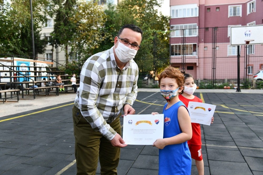 Minik basketbolcuların sertifika heyecanı Minik basketbolcuların sertifika heyecanı