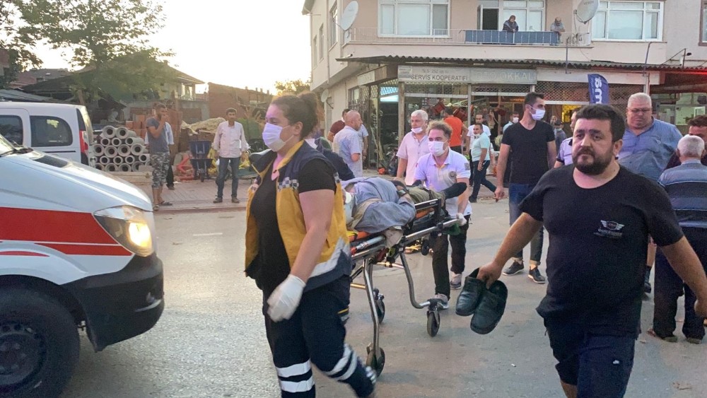 Motosiklet otomobile böyle çarptı Motosiklet otomobile böyle çarptı