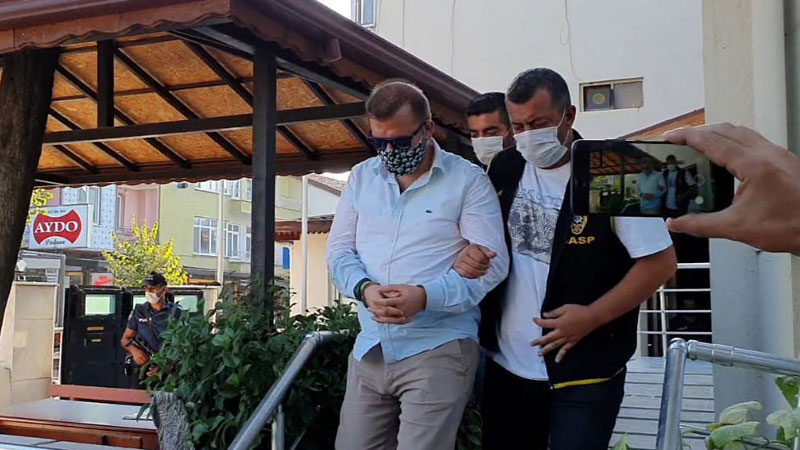 Bursa’da gazeteciye şantaj gözaltısı Bursa'da bir gazeteci şantaj iddiasıyla gözaltına alındı.