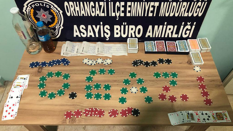 Bursa'nın Orhangazi ilçesinde polis ekipleri kahvehanelere yönelik denetim yaptı.