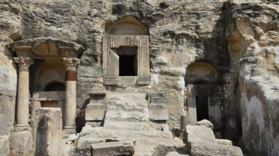 Gizemi kaya mezarlarındaki kazılarda aranıyor…