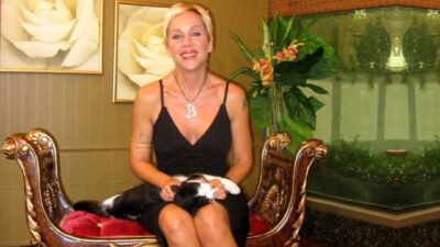 Genç sevgilisiyle sarmaş dolaş pozlar verdi