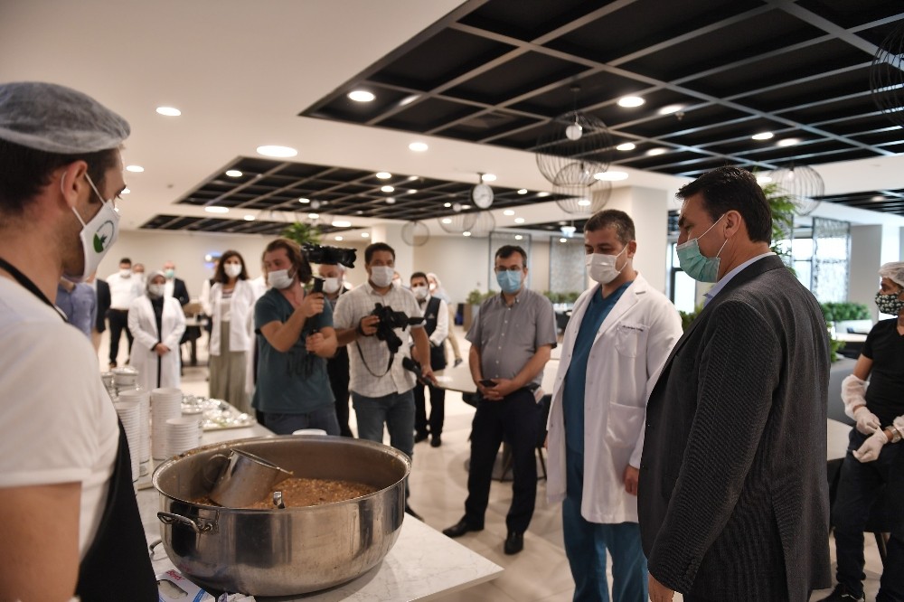 Sağlık çalışanlarına aşureler Osmangazi’den