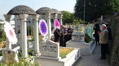 Sanat güneşi kabri başında anıldı