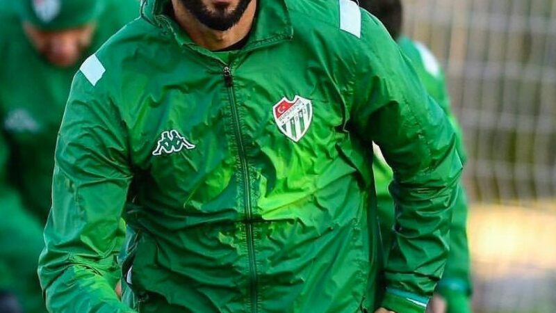 Geçen sezon Bursaspor forması giyen Selçuk Şahin, 39 yaşında futbolculuk