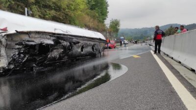 Zift yüklü tanker devrildi, Bolu Dağı ulaşıma kapandı