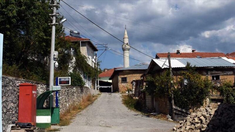 Keles ilçesine bağlı kırsal Gököz Mahallesi, muhtarın kendi imkanlarıyla kurduğu