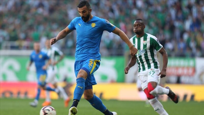 Yalçın Ayhan, profesyonel futbol hayatını noktaladığını açıkladı.