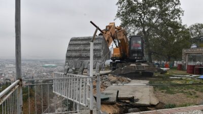 Uludağ Yolu’ndaki kaçak kafeterya yıkıldı