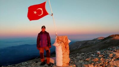 Uludağ zirvesine 4 metrelik bayrak direği
