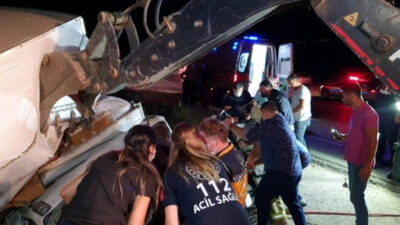 Bursa’da mobilya yüklü kamyonet devrildi!