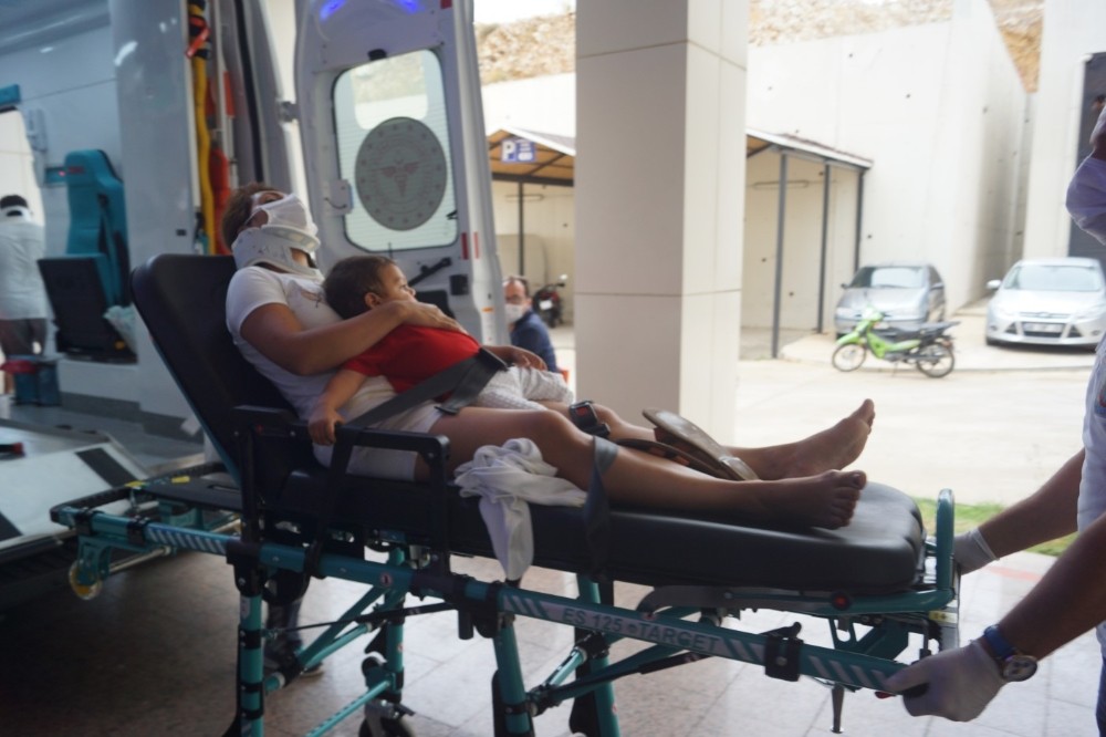 Yaralı anne, yavrusunu kucağından bir ân bile bırakmadı Yaralı anne, yavrusunu kucağından bir ân bile bırakmadı