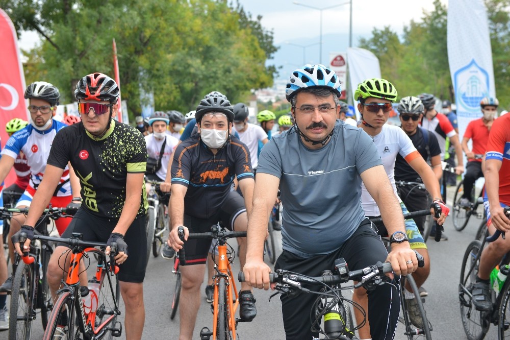 Yıldırımlılar doğa için pedal çevirdi, fidan dikti
