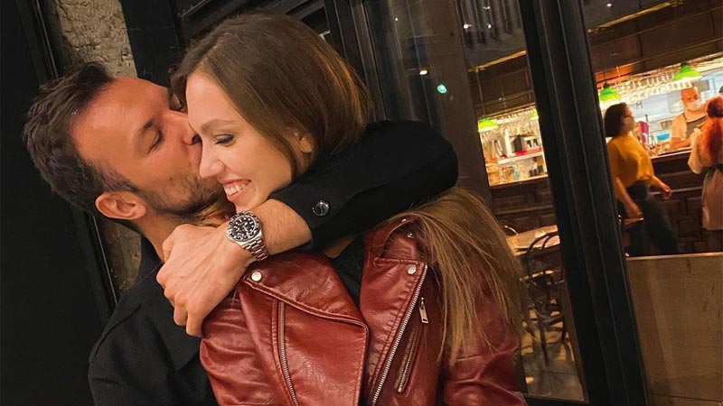 Duygu Özaslan’ın sevgilisiyle pozu olay oldu! Kalça detayı kimsenin gözünden kaçmadı