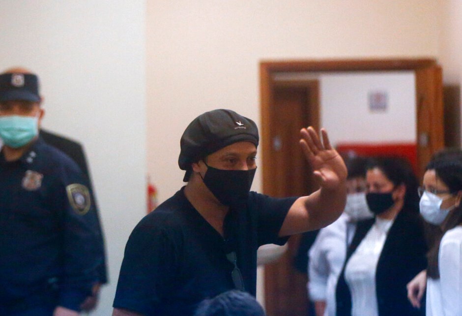 Ronaldinho koronavirüse yakalandı Ronaldinho koronavirüse yakalandı