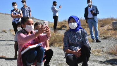 Köydeki öğrenciler ders için tepeye çıkıyor