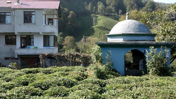 Ölmeden türbe gibi mezar yaptırdı! Balkonundan seyrediyor