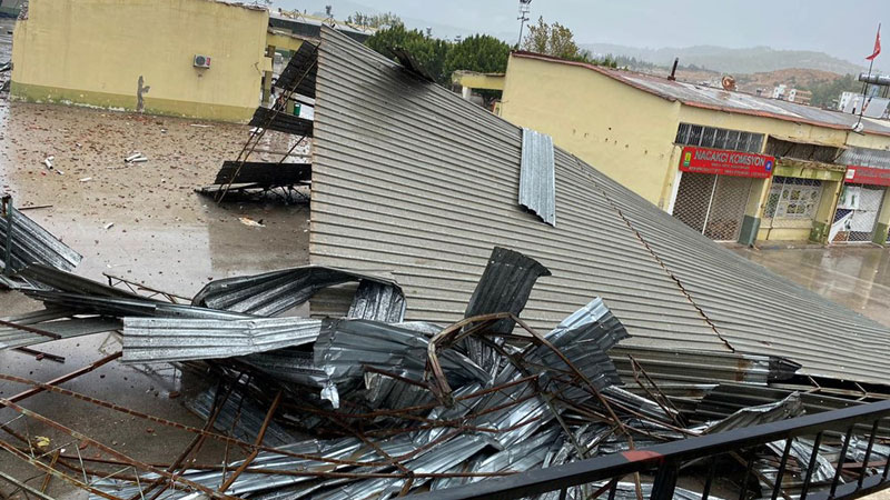 3 dakika yetti! Kuvvetli rüzgar ve dolu can aldı