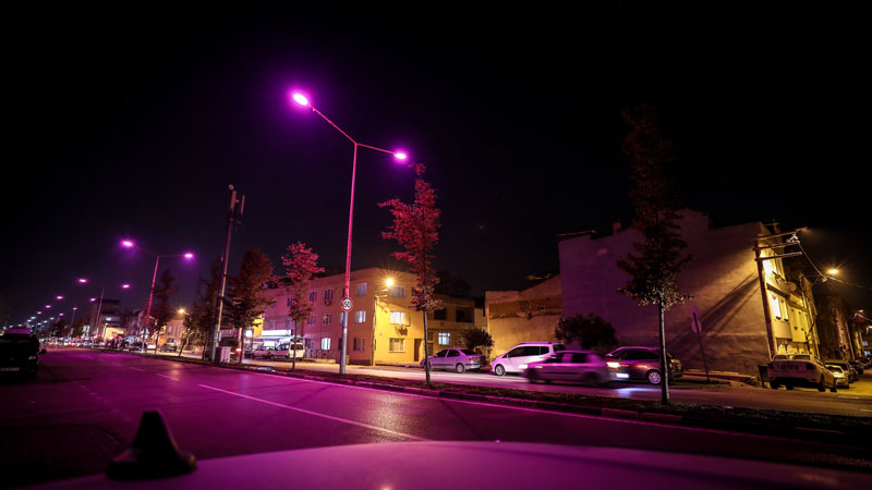 Bursa’da sokak lambaları pembe yandı
