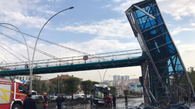 Belediye otobüsü üst geçit asansörüne çarptı! 9 yaralı