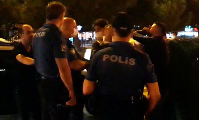 Pes dedirten anlar! Ceza kesilirken de devam ettiler