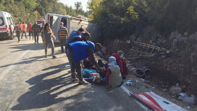 Midibüs devrildi: 1 ölü, 28 yaralı