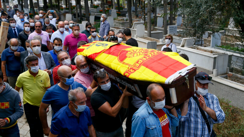 Tedavi gördüğü hastanede dün hayatını kaybeden Göztepe'nin unutulmaz isimlerinden eski