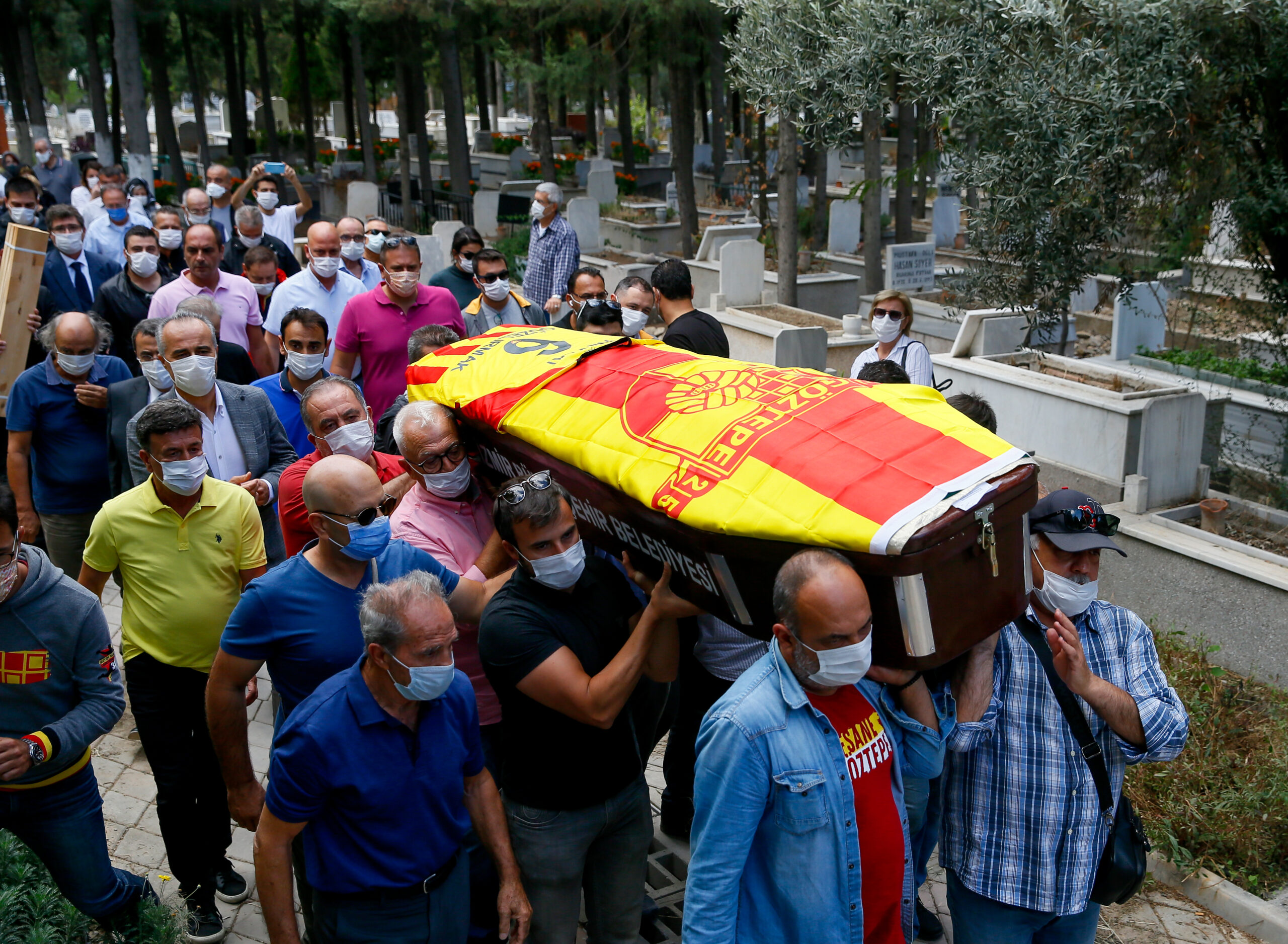 Eski milli futbolcu Nevzat Güzelırmak, son yolculuğuna uğurlandı Eski milli futbolcu Nevzat Güzelırmak, son yolculuğuna uğurlandı