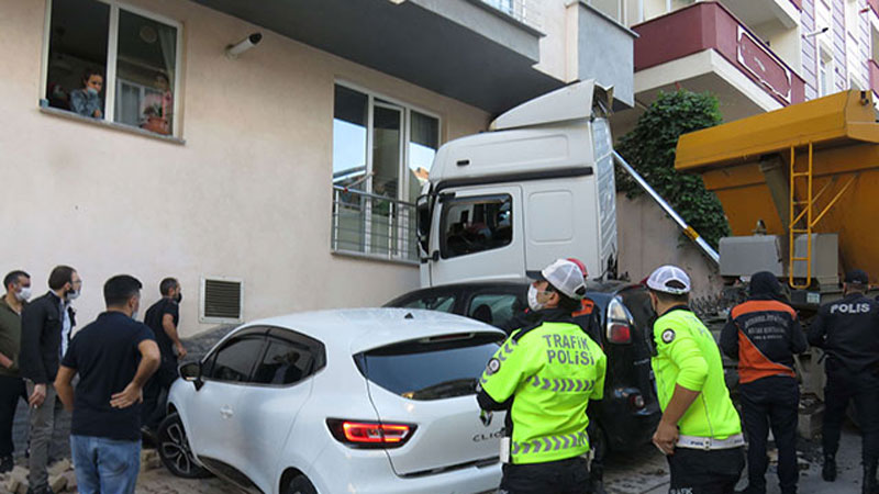 Hafriyat yüklü kamyon binaya çarptı