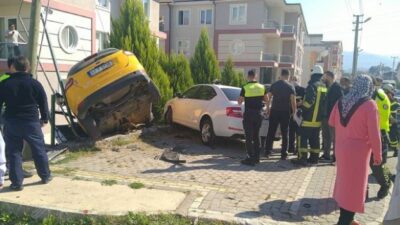 2 otomobille çarpışan ticari taksi duvarda asılı kaldı
