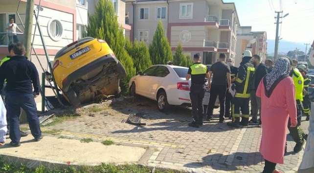 2 otomobille çarpışan ticari taksi duvarda asılı kaldı