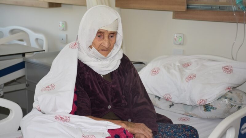 Şırnak'ın Uludere ilçesi Ortabağ köyünde yaşayan 120 yaşındaki Menica Encü,
