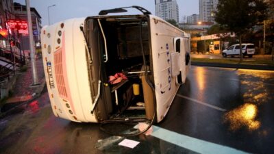 Servis aracı devrildi: 8 yaralı