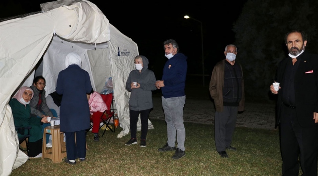 Depremzedeler çadırda sabahladı