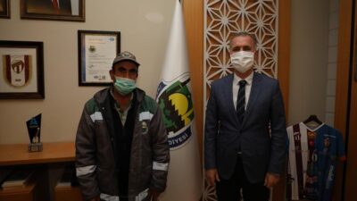 Belediye personeli parkta bulduğu cüzdanı yetkililere teslim etti