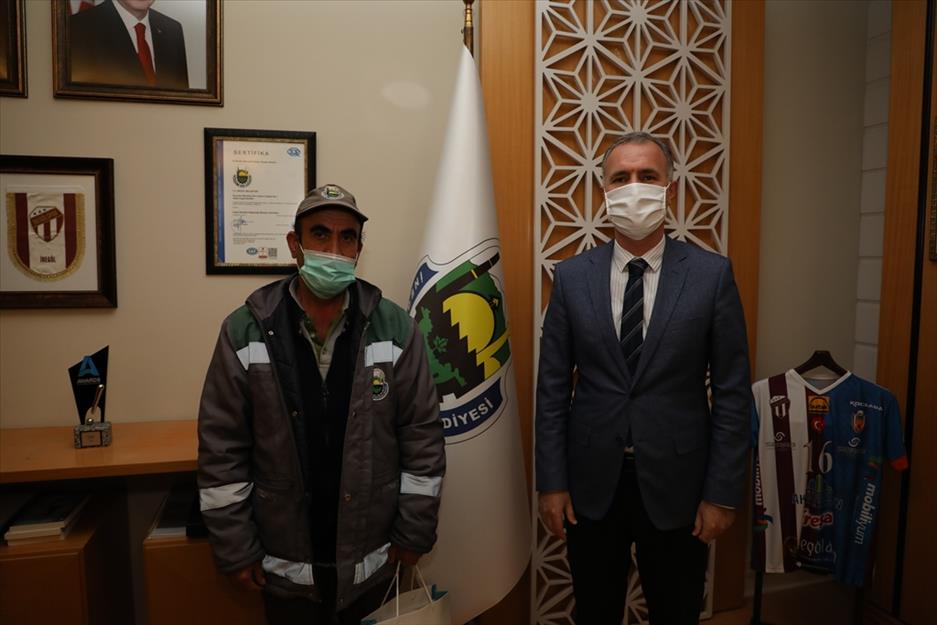 Belediye personeli parkta bulduğu cüzdanı yetkililere teslim etti Belediye personeli parkta bulduğu cüzdanı yetkililere teslim etti