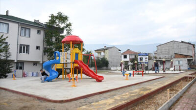 Yeniceköy’de parklar yenileniyor