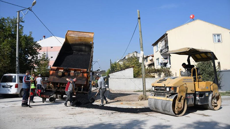Huzur Mahallesi’nde asfalt yama çalışmaları sürüyor