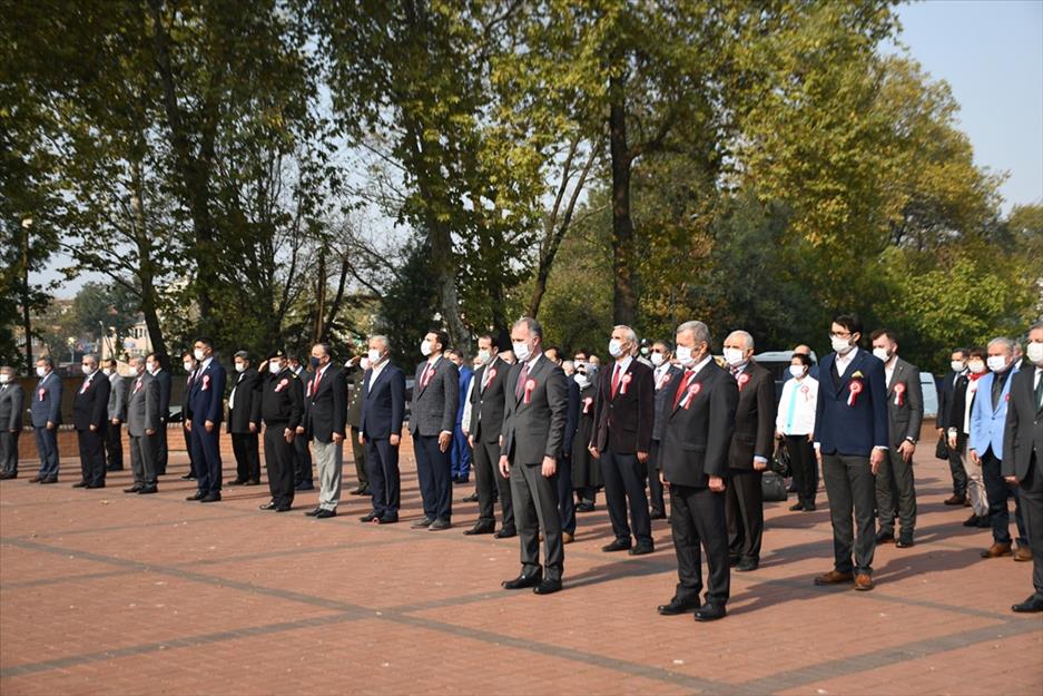 Cumhuriyet Bayramı coşkusu resmi törenlerle başladı